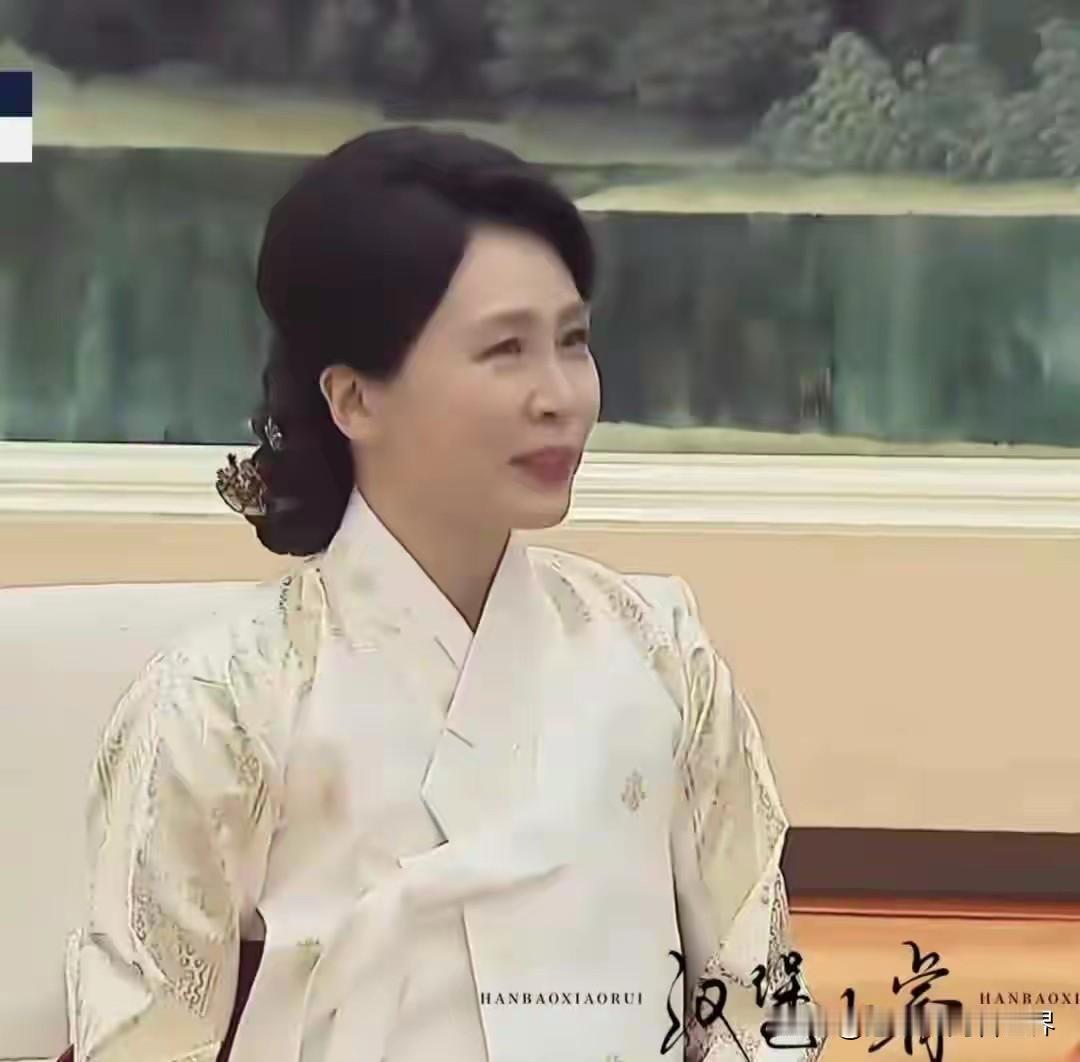 她自然天成不矫饰，端庄大气来自于岁月的沉淀；优雅气质来自于艺术的浸润；内心充盈源