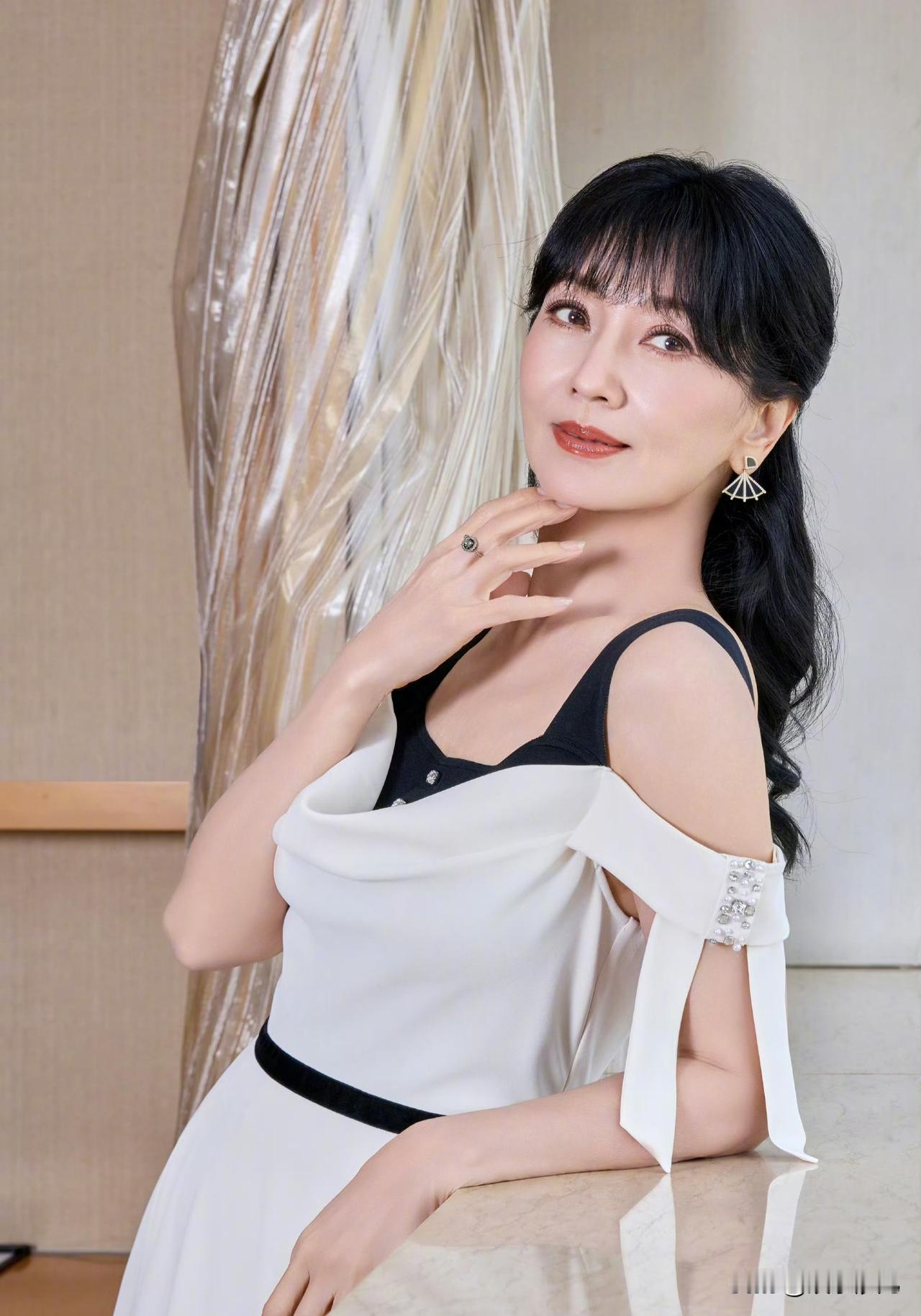一袭露肩裙温婉大气，岁月从不败美人！


赵雅芝身穿黑白拼接吊带裙亮相，露肩设计