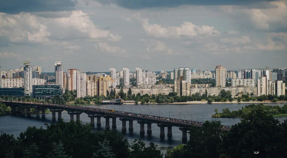 俄罗斯对乌克兰发动大规模导弹和无人机袭击，基辅听到爆炸声
8 月 26 日上午，