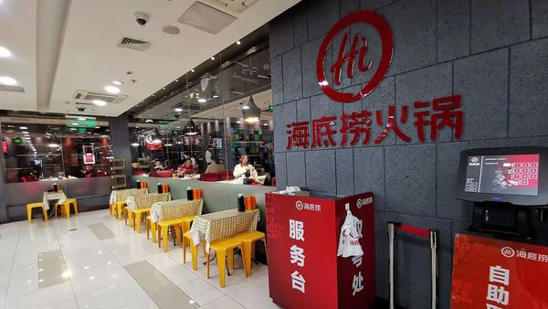 强制员工自费购买500元礼物属于典型的变相罚款。在劳动法层面，除非员工因主观过失