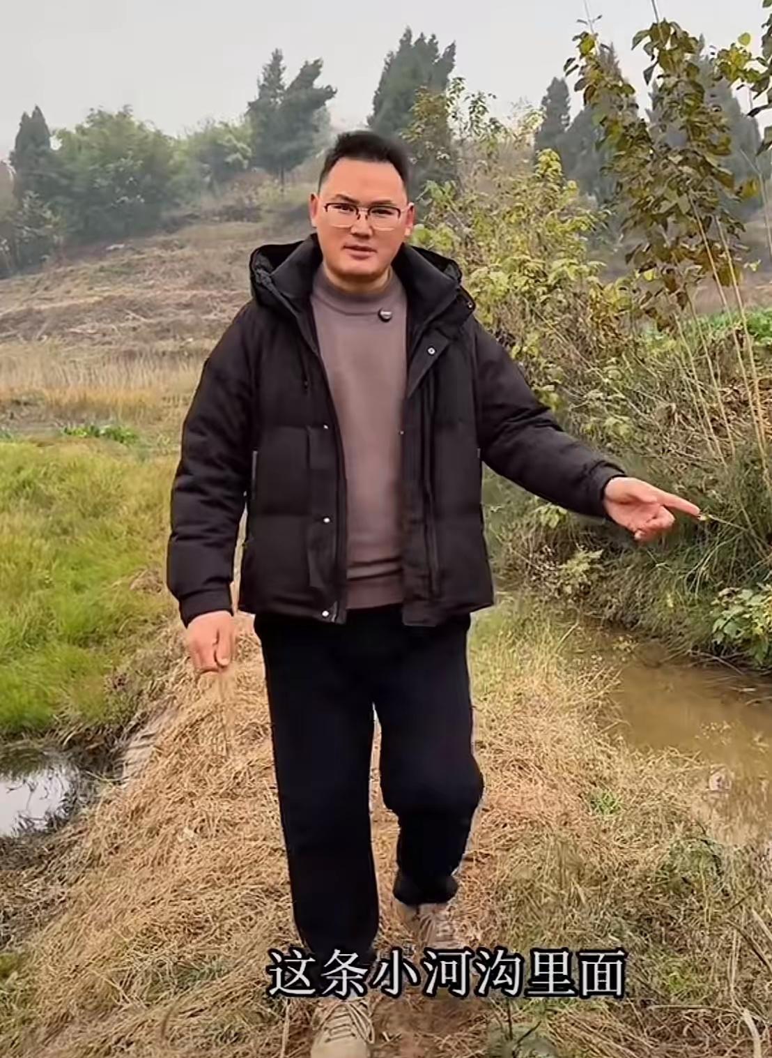 我是来支持小二手的[赞][笑哭]小二娃接了一个二手车平台的广告，他顺带拍了一个抓