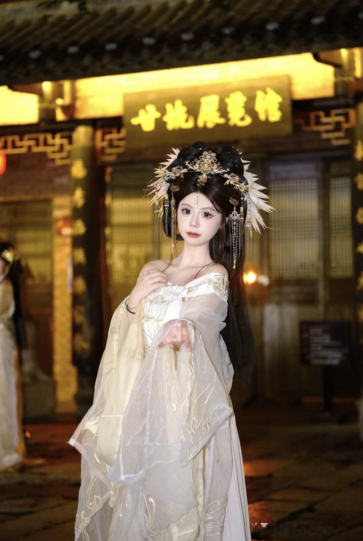 白衣仙子翩然而至，指尖轻点，仿佛穿越千年时光，邀你共赴一场古风雅韵的梦幻之约。温