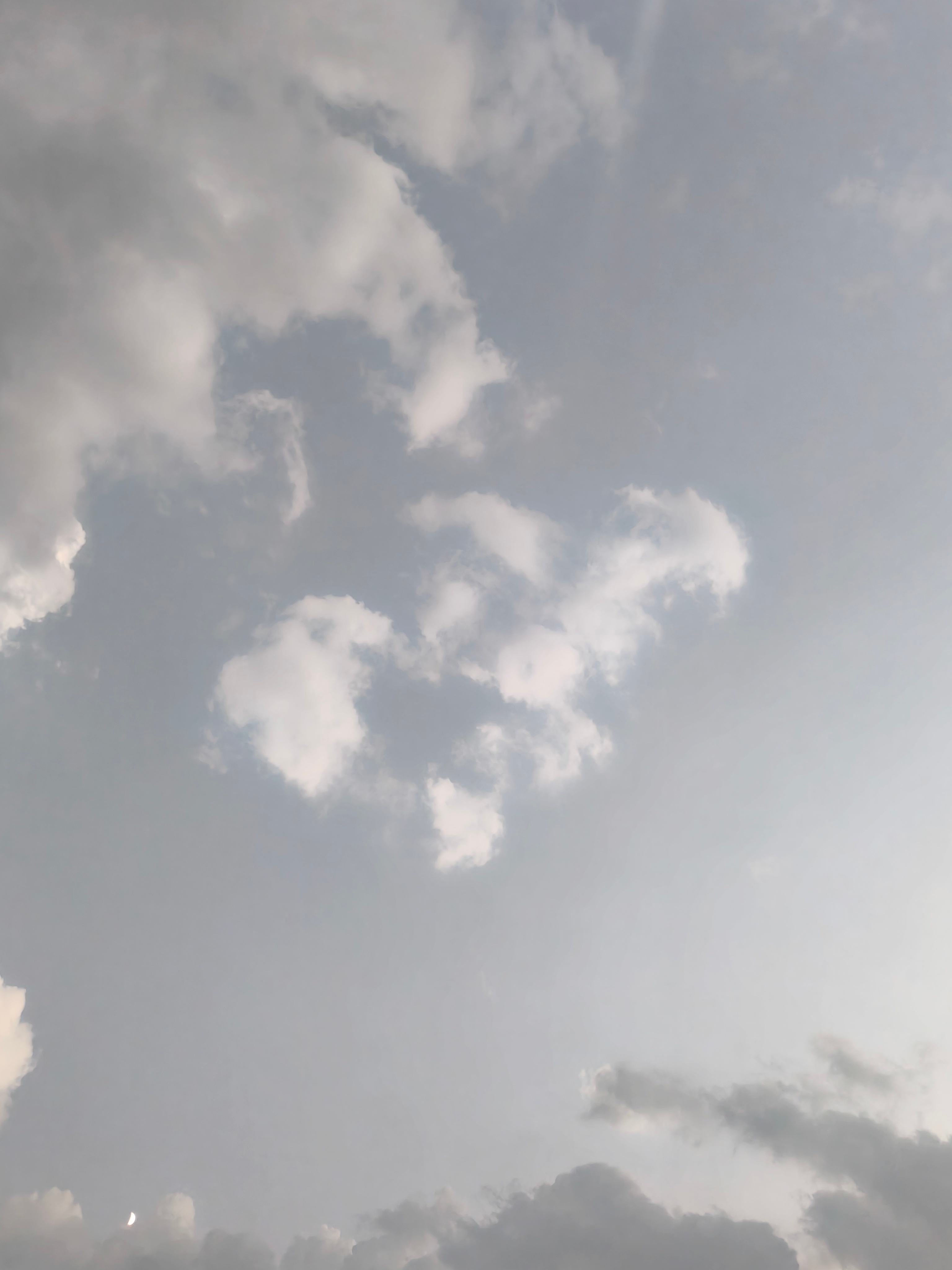 演员刘轩丞 铮铮大王你快看 今天的云是爱心的☁️💕 