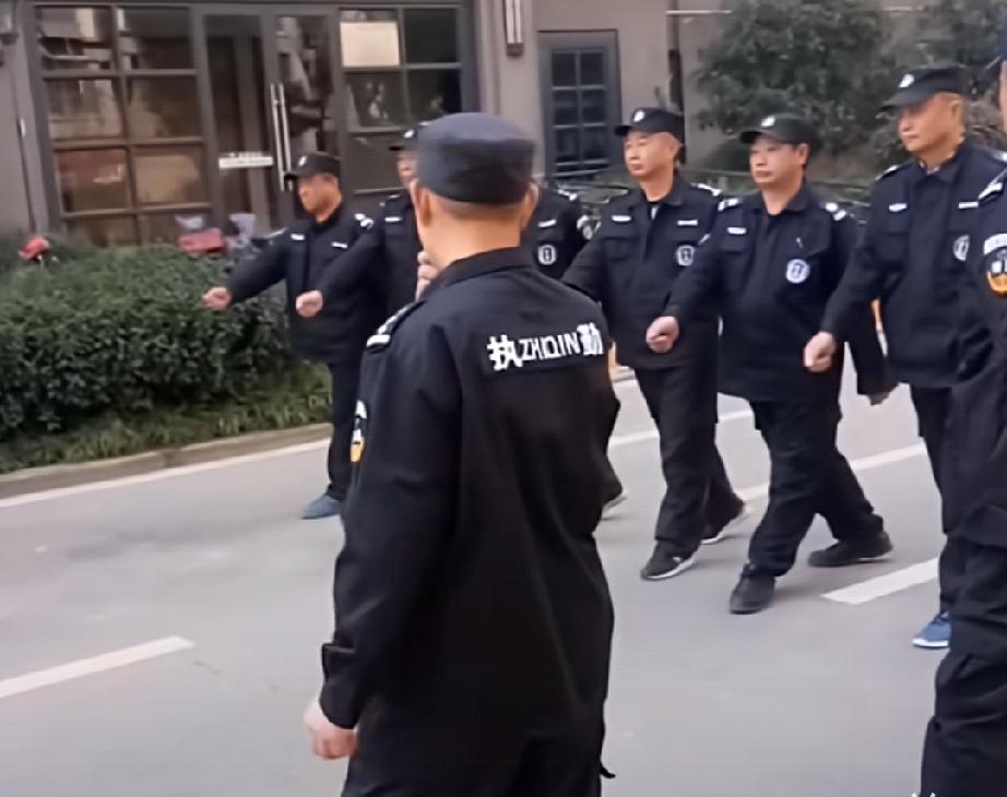 当保安10不能干！
一，每天两班倒12小时的不能干！

二，不给交社保的不能干！