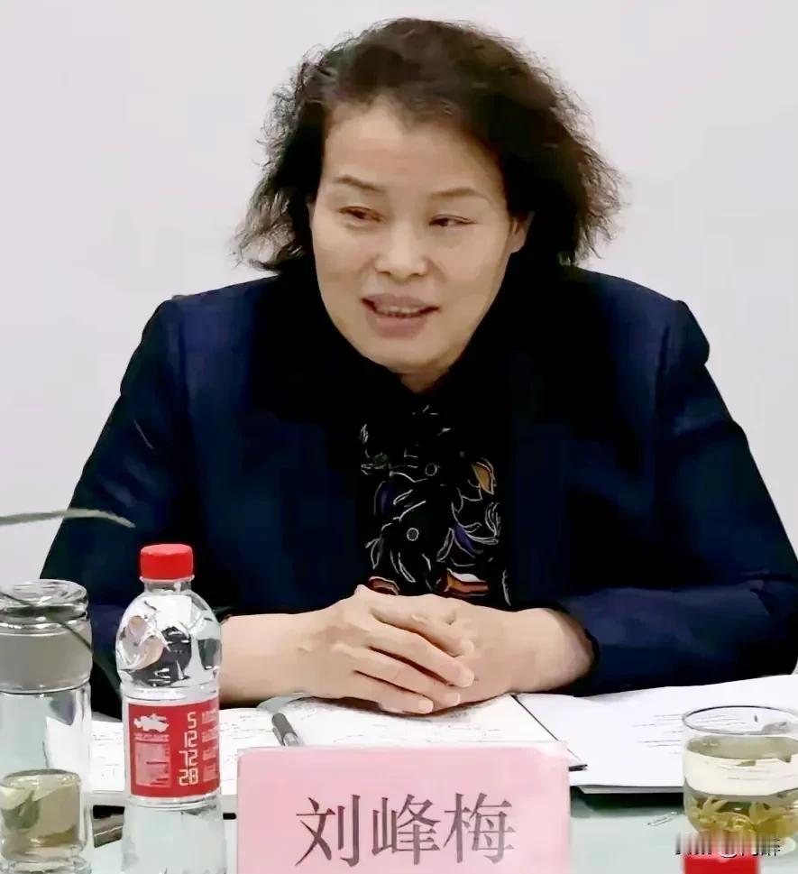和大多数女性将自身外在形象视若生命不同，她似乎不太在乎这些，总是披头散发，好像多