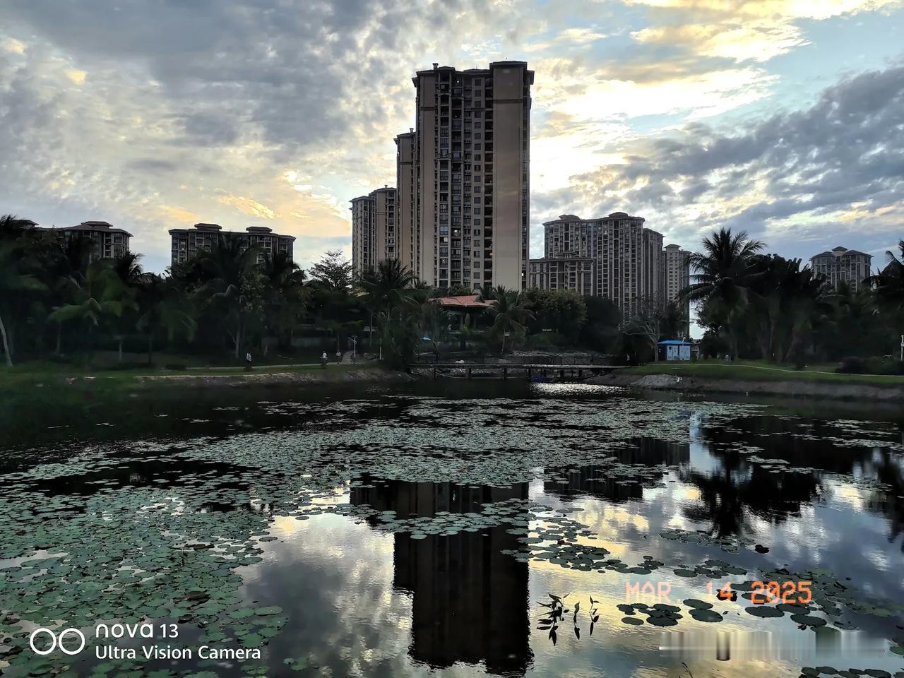 黄昏时分的小区很迷人。夕阳的余晖洒下，给小区的建筑镶上一层金边。一边是老人悠闲地