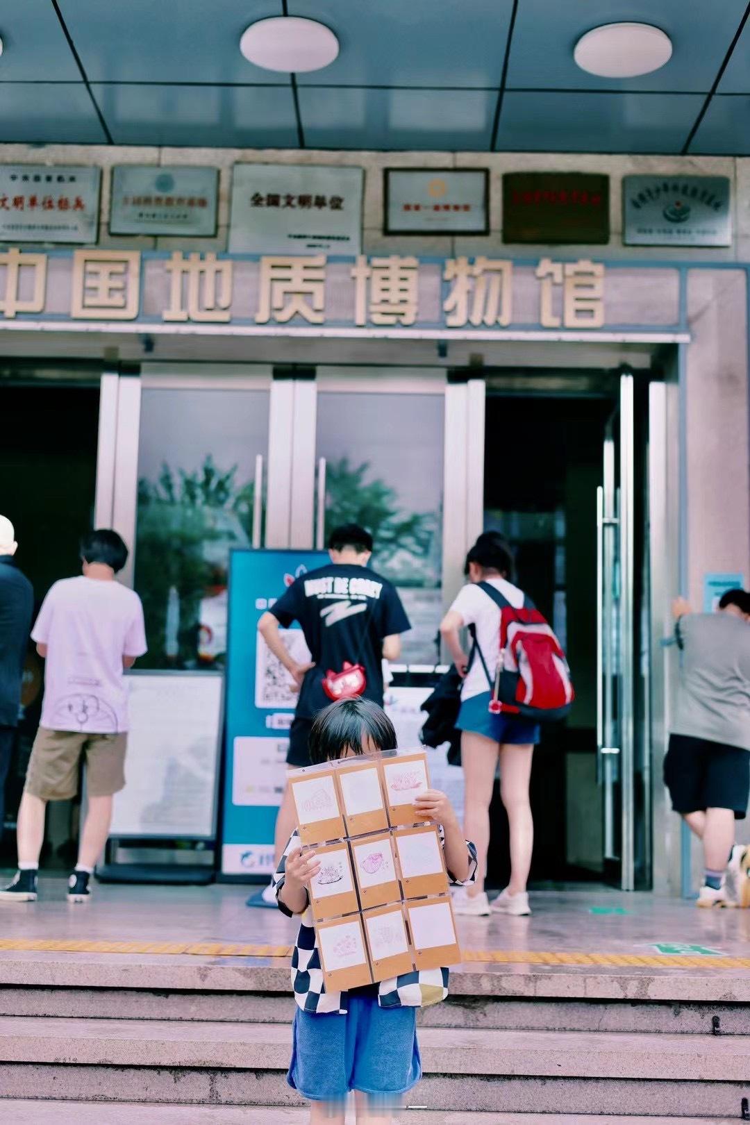 带小孩逛博物馆对我而言其实是和去迪士尼差不多的玩法，我带稀饭去迪士尼的时候就是9