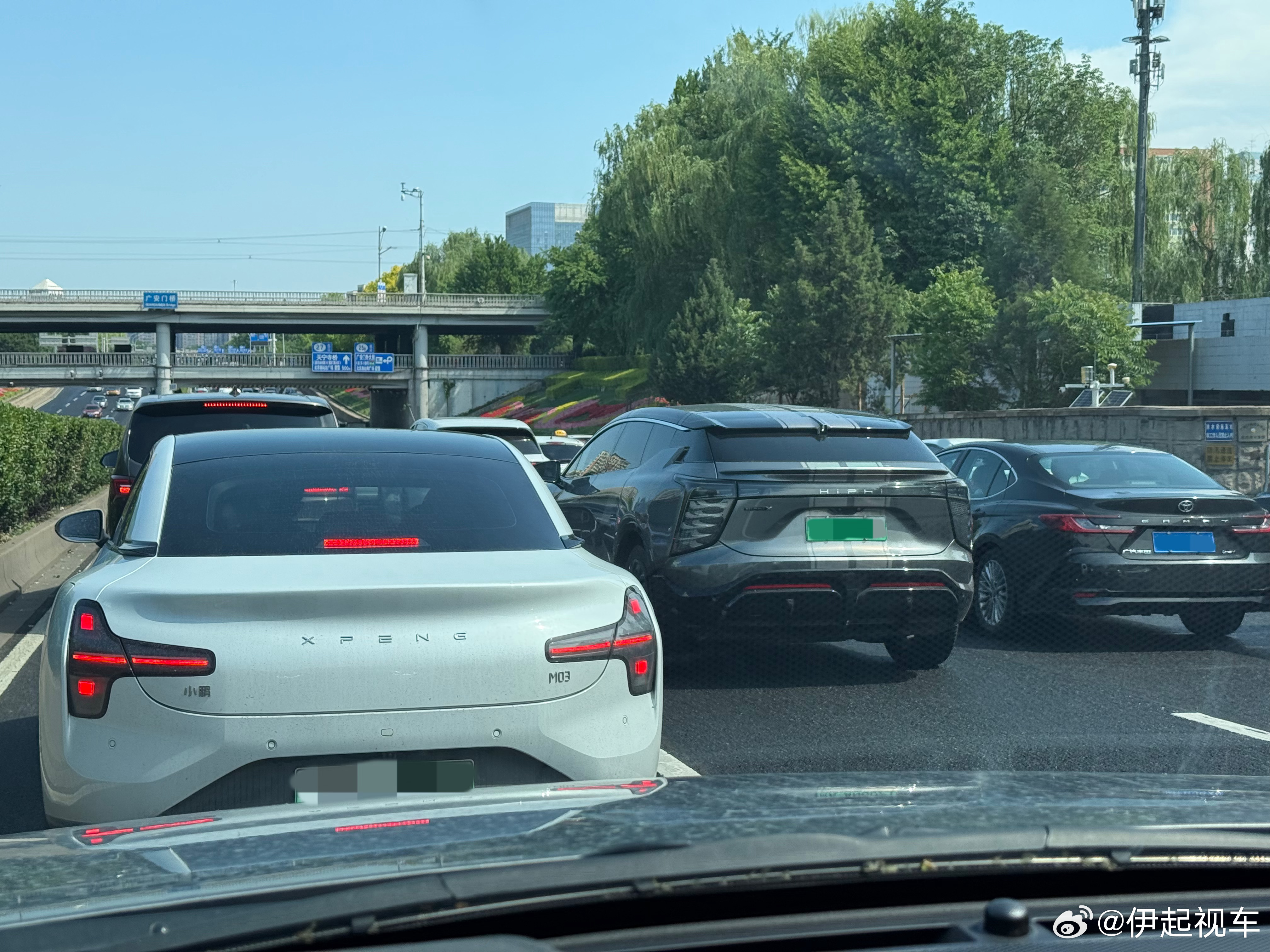 抬头一看，这不是高合吗，话说设计确实好看，就是当时定价高市场接受度低，最终……要