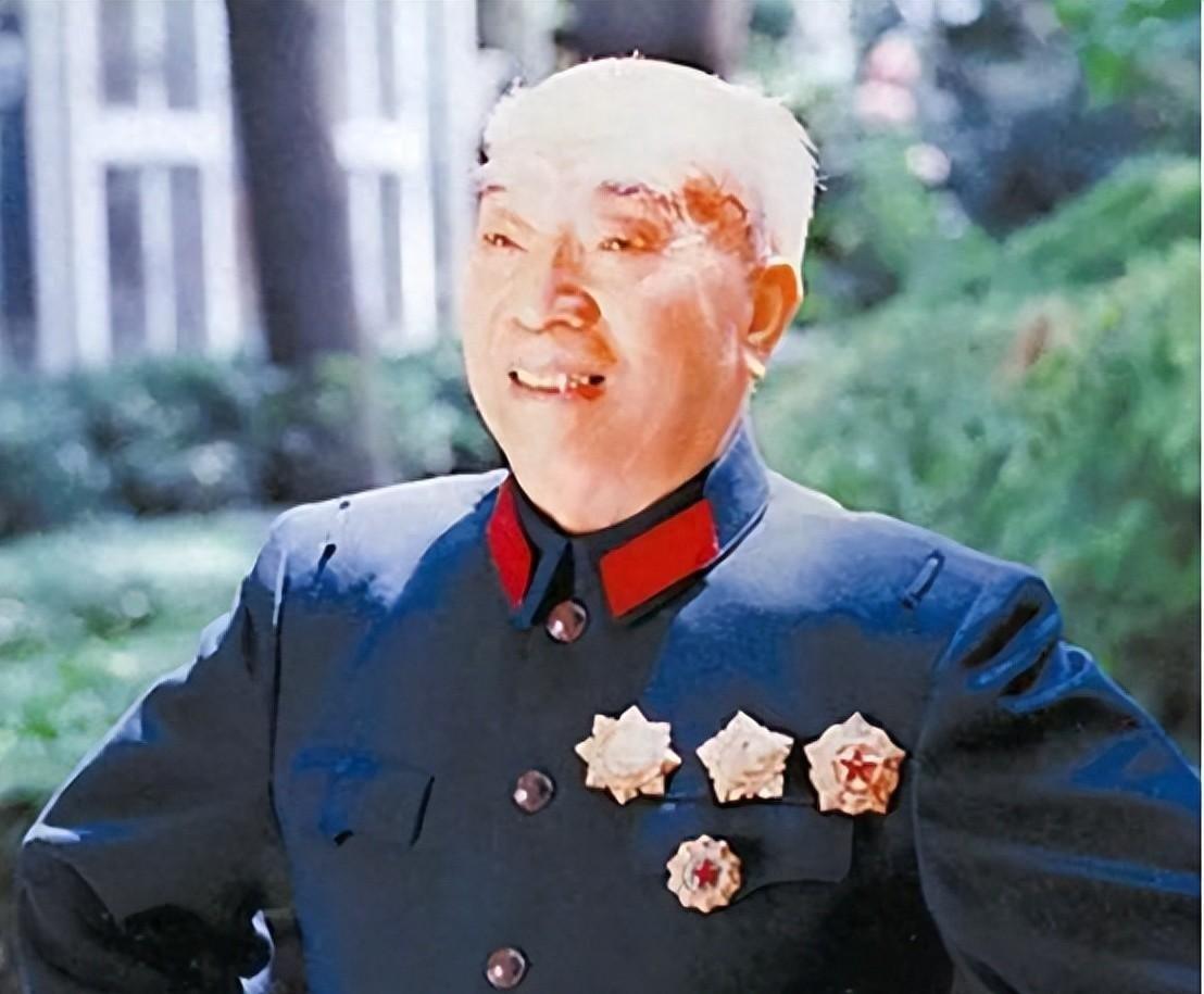 方强中将回忆胸口伤疤时感慨：能活下来全靠毛主席当年的救命之恩！
1979年盛夏，