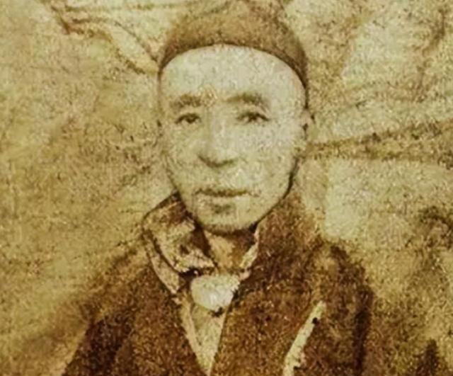 1941年，许世友抵达山东，并向一名武林高手提出挑战。武林高手夸下海口，说：“我