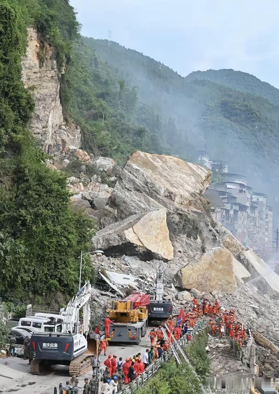 7月17日上午9点左右，重庆彭水汉葭街道突发山体崩塌，上万方岩体骤然崩落，掩埋了