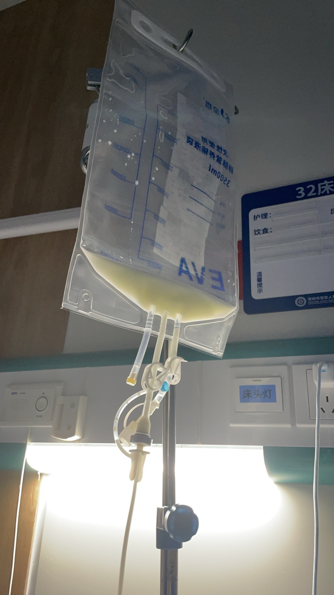 6月初喉咙痛，接着连吐四天，医院连续打了2天点滴，没好转换了医院马上办理住院，吐