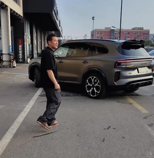 不得不说，赛车手提车哥们发我一张图，我一看，这不CTCC四连冠的赛车手张臻东嘛，