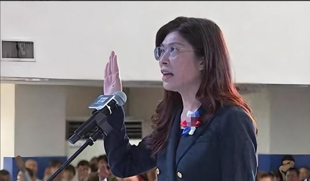 历史，真是照着老剧本演！当年国民党那帮大佬怎么联手搞掉洪秀柱的，现在就准备怎么对