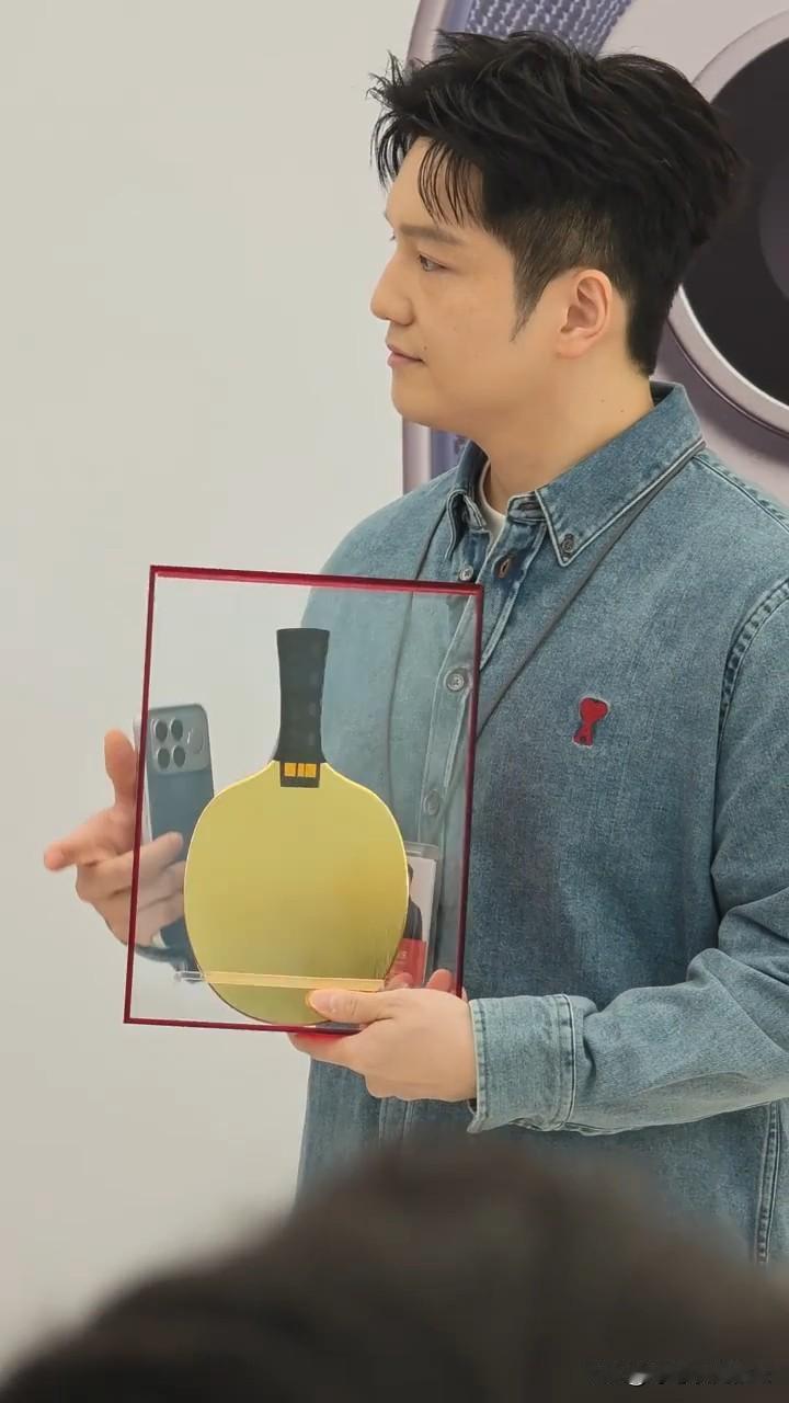 樊振东今天收到的这个金球拍得有多少克呀！

今天小米副总裁送给樊振东一个金球拍，