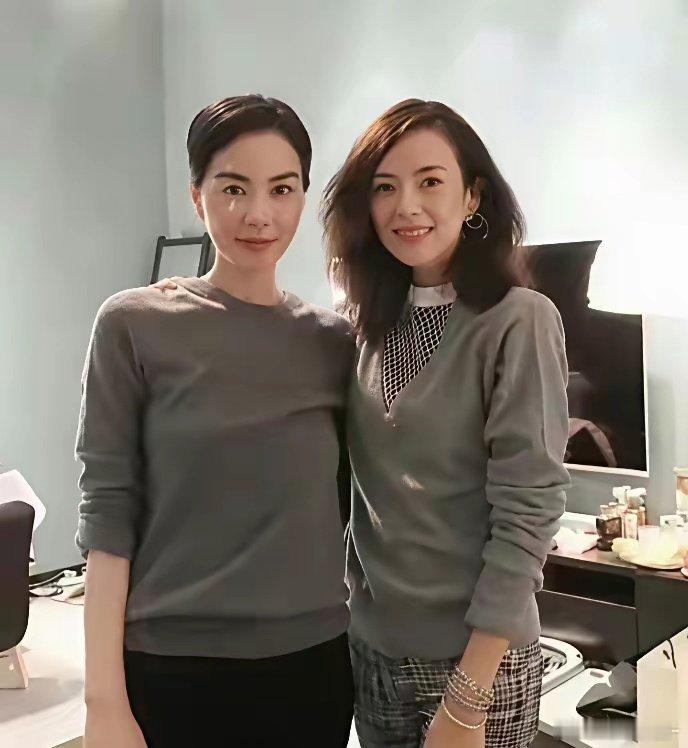 王菲章子怡罕见同框，没有夸张造型、不用刻意比美，岁月沉淀的顶级气质，才是真正的杀