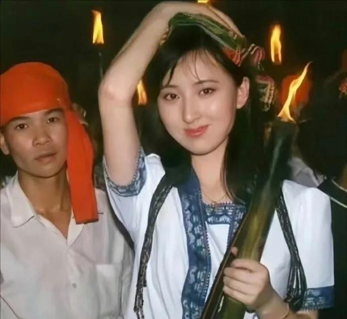 陈晓旭穿着民族服装，手持火把，真的好漂亮！以前当明星的门槛是真高啊！每个明星都经