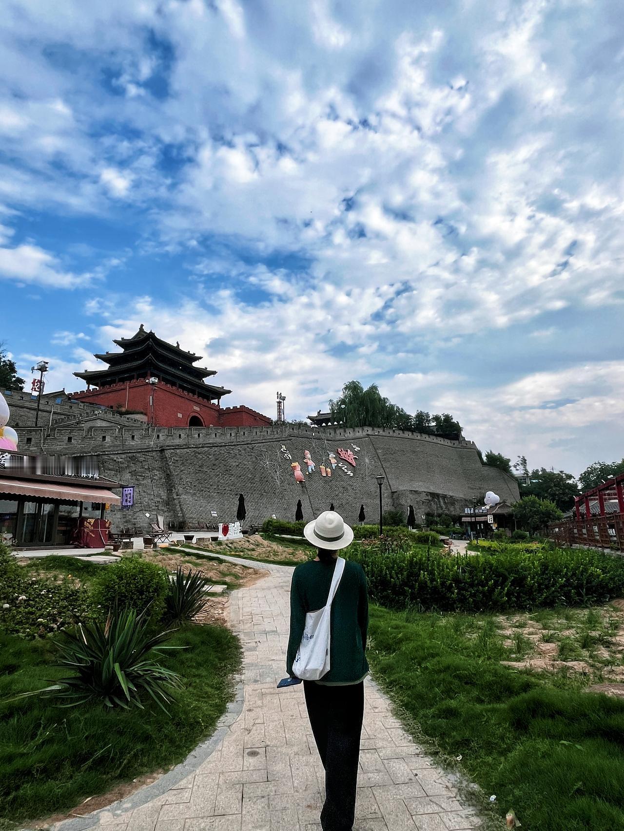 山西新绛绛州三楼
由钟楼、鼓楼、乐楼三座古建组成，现存均为明代木构。呈品字形鼎足