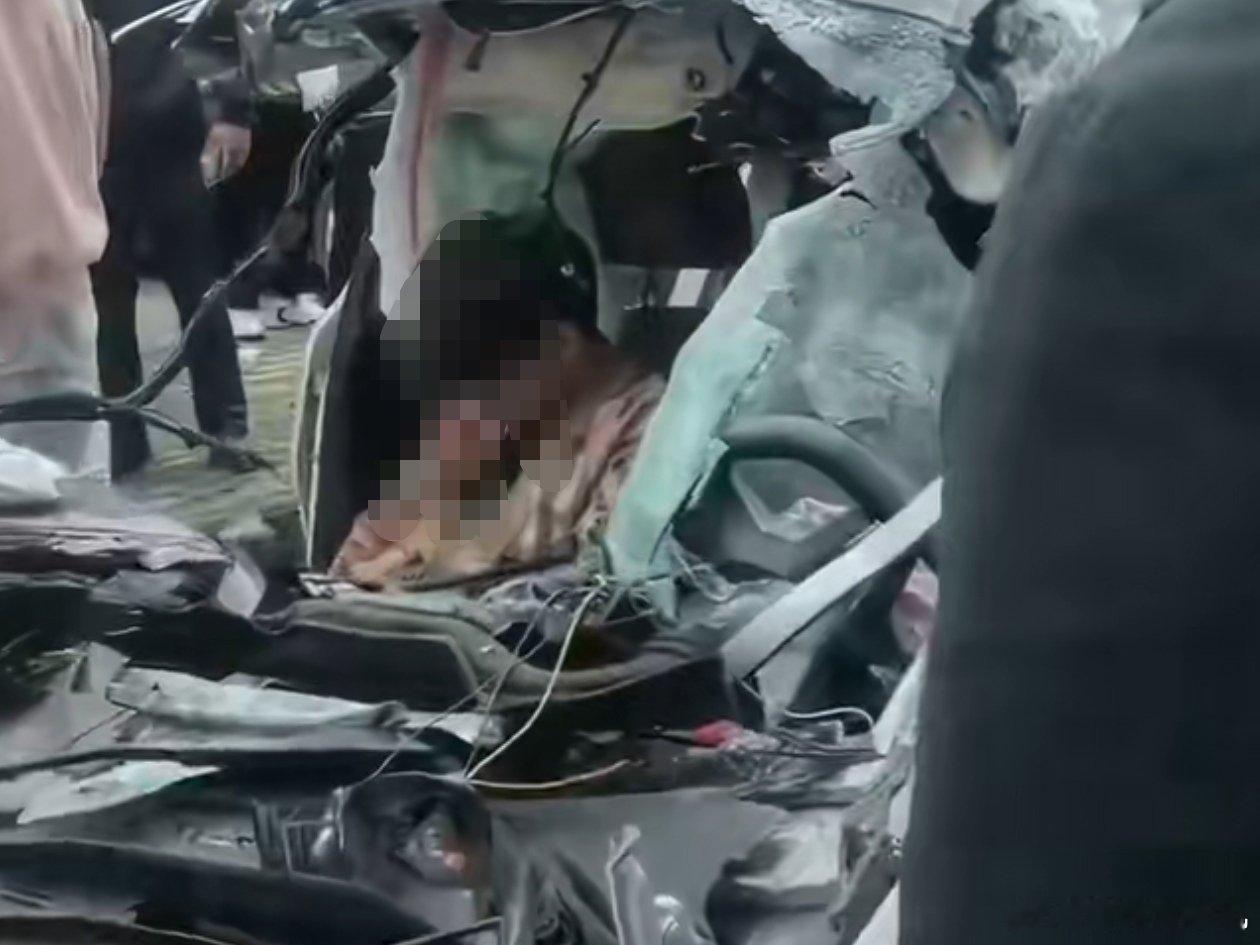 昨晚到现在，几乎每条微博里，都有极端粉引战、谩骂、诋毁……大车和小车事故，老撕机