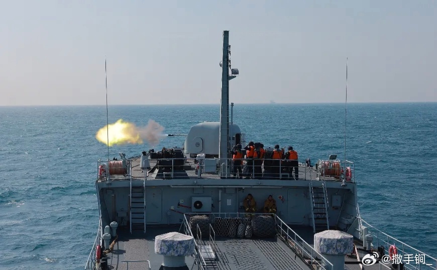 泰山舰、嵩山舰出海训练，073A中登，76F式双37老炮 