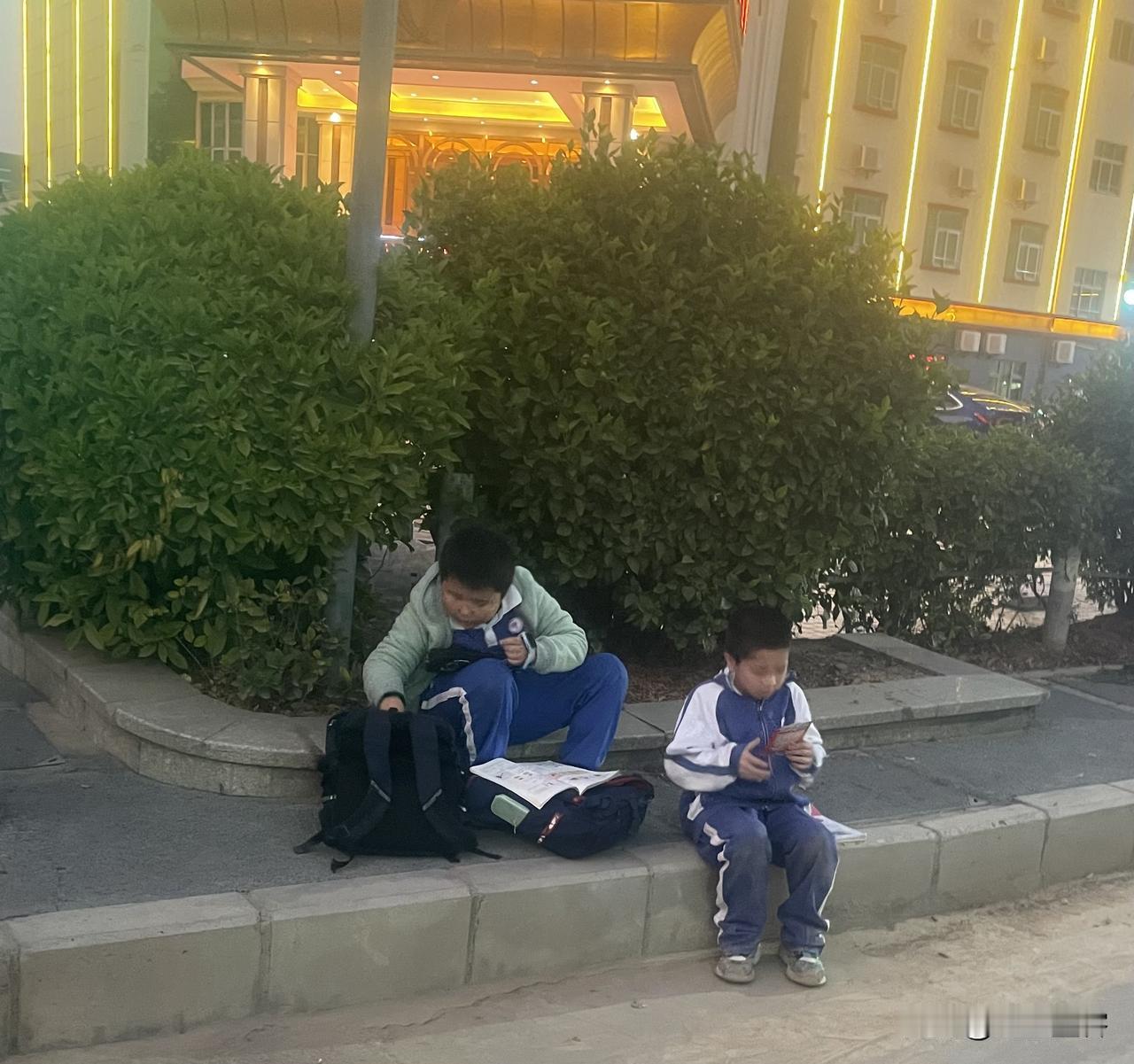 分享一张最近随手拍的照片看看人家的娃，这个点了在路灯下写作业，努力学习的孩子最可