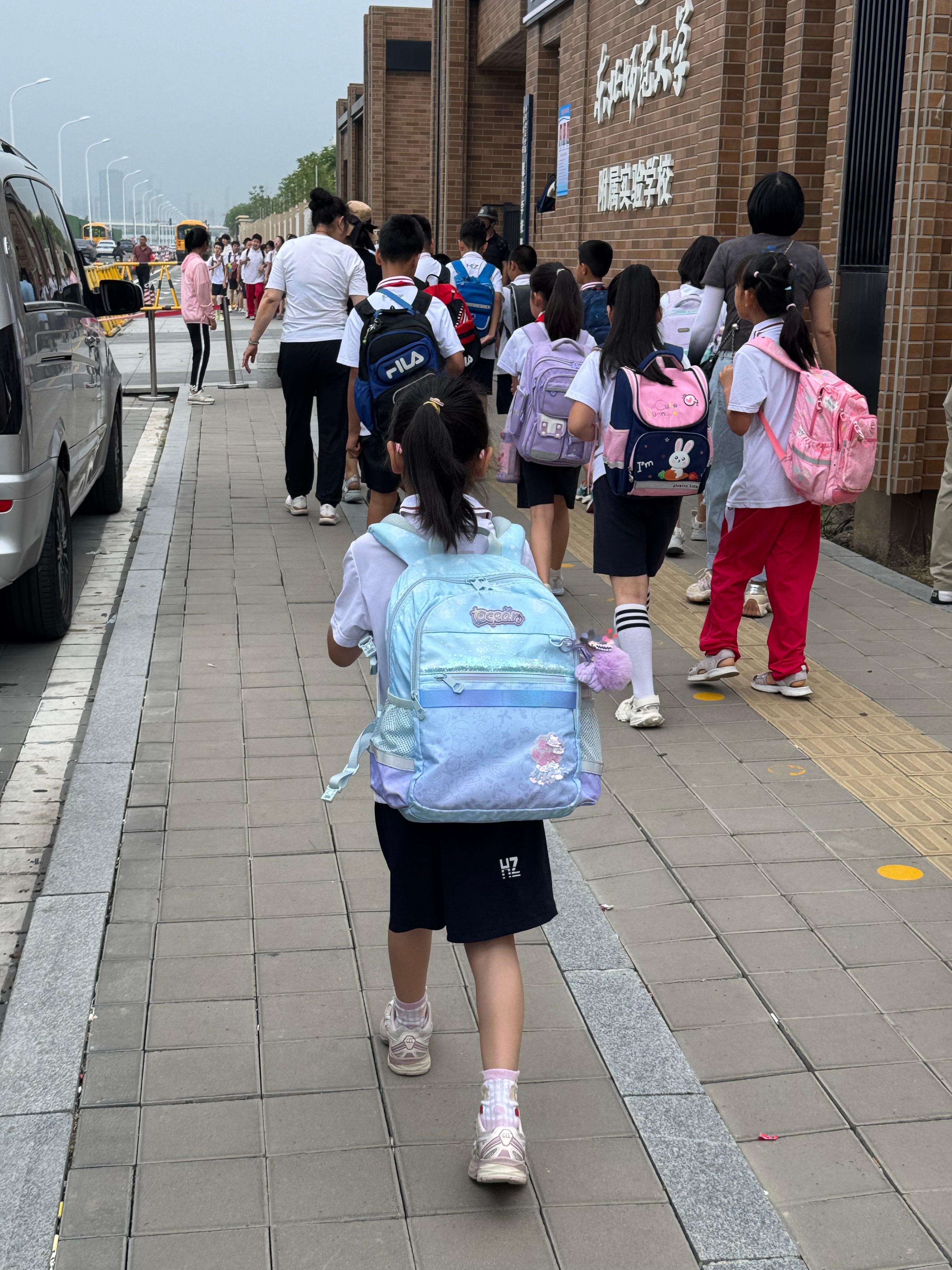 小小的人儿大大的书包🎒马上就放假啦