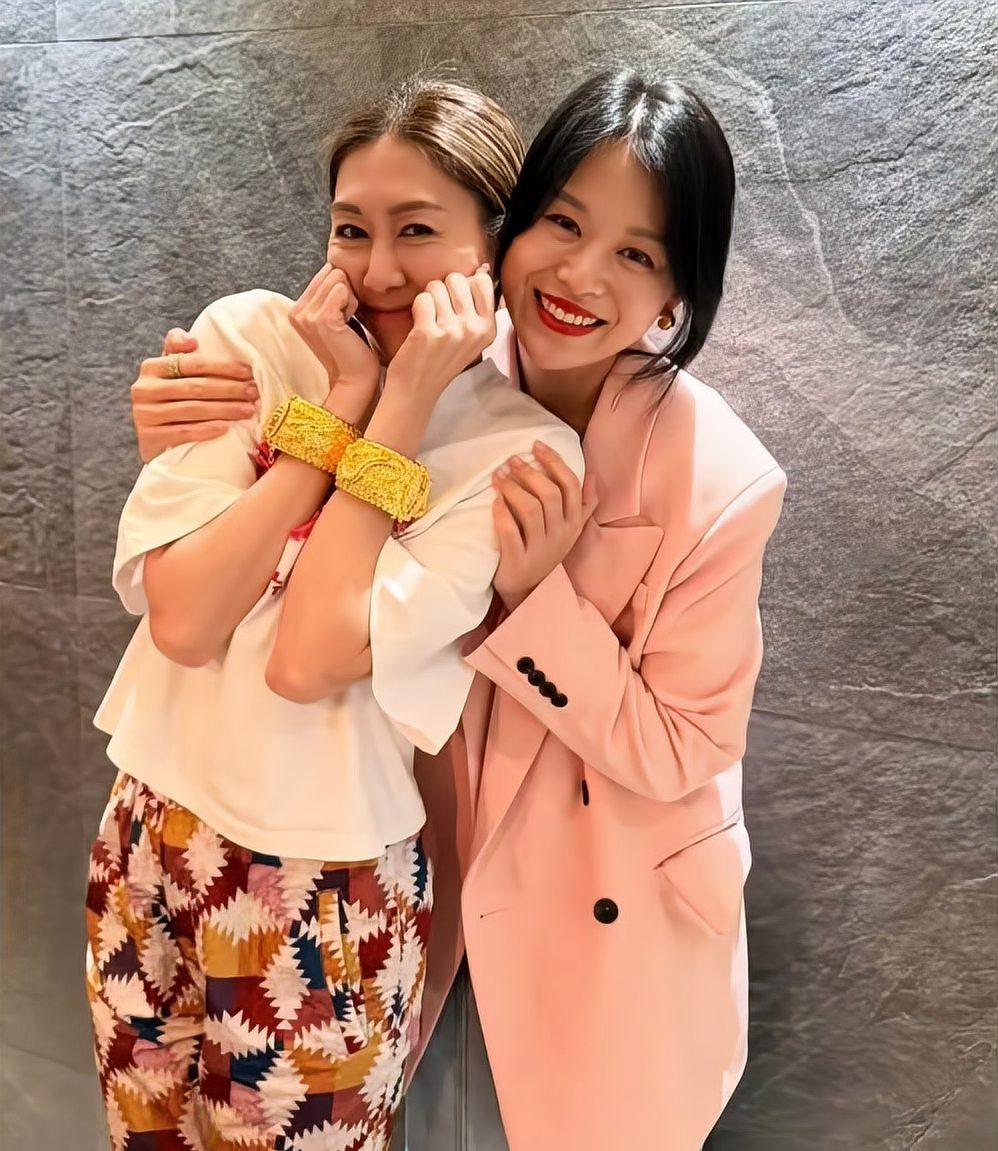 10月30日，胡杏儿送给好姐妹胡定欣一对纯金龙凤镯作为新婚礼物！

胡定欣在微博