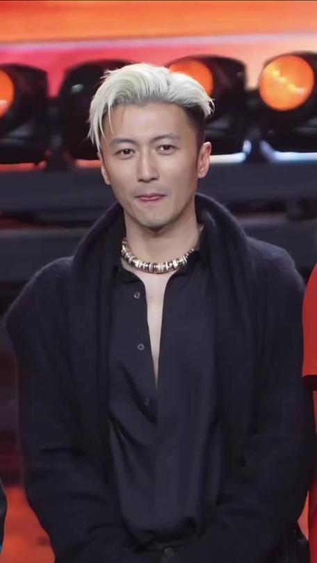 谢霆锋这造型潮酷感直接拉满～
金黄短发自带亮眼，黑金项链的搭配精准踩中时尚点，敞