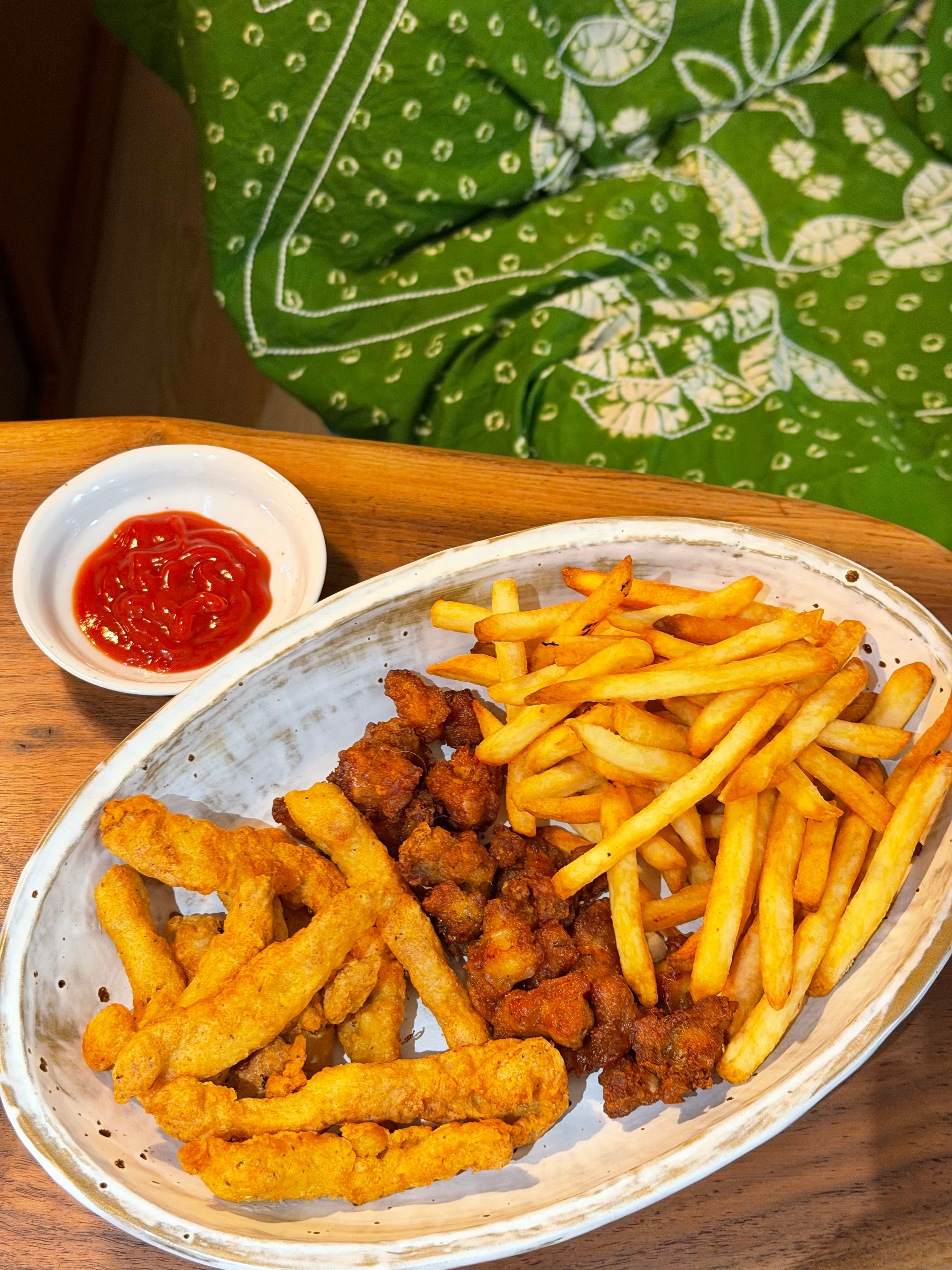 没吃晚饭，把食欲忍住到23点给自己来了个民和小食拼盘6的[无聊] ​​​