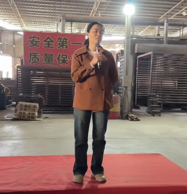 职场中的女老板正在给员工开会，她提出一个问题：是老板养活了职工，还是职工养活了老