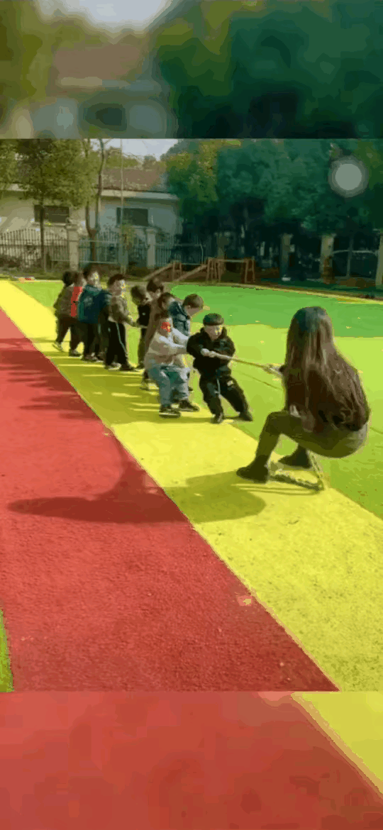充满欢声笑语的幼儿园！
一位年轻的女幼师组织了一场挑战全班所有男生的一场拔河比赛