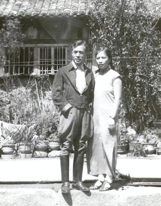 1938年，女特工爱上敌人，含泪给上线周恩来发密电：我想要嫁给他，1938年，王