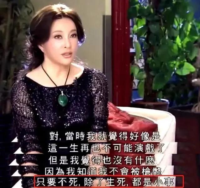 杨澜问71岁的刘晓庆：“都说你是装嫩的鼻祖，你怎么看？”刘晓庆哈哈一笑：“装嫩总