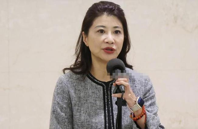 女“台独”帮腔菲律宾。

台媒报道，大陆学者日前在研讨会中表示，菲律宾最北端的巴