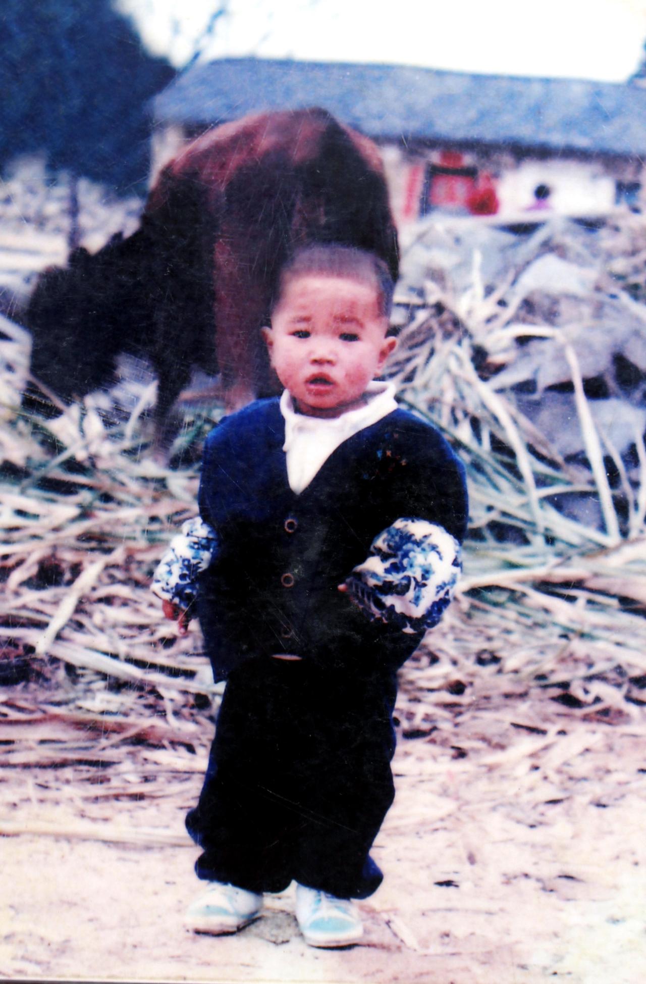 1996年8月12日父母把黄树文（男，1992年6月30日出生）从x老接到广东省