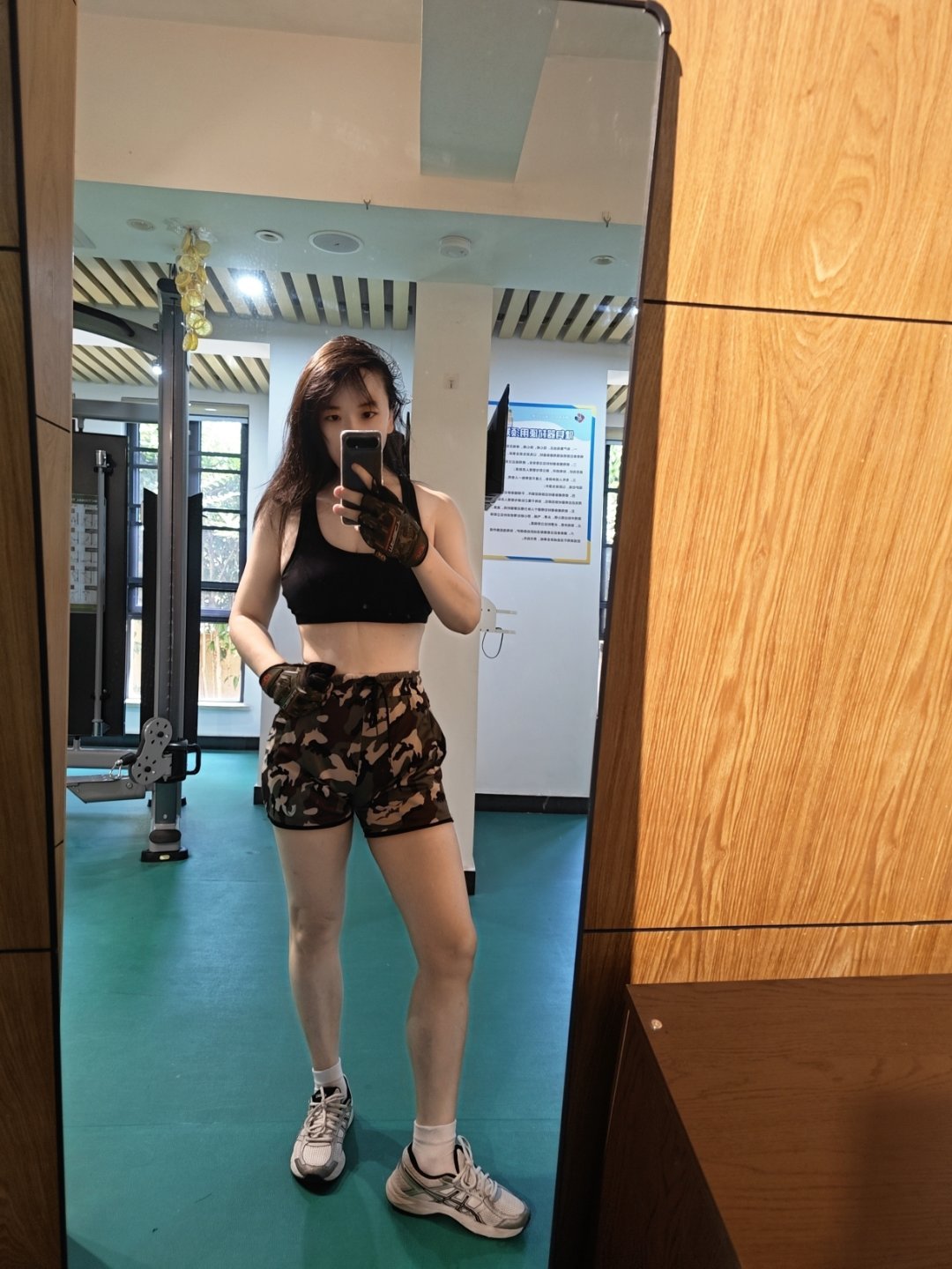 忙画展，两天没有训练了，明显身体线条松垮掉。称重一下，胖了1KG。今天继续训练。
