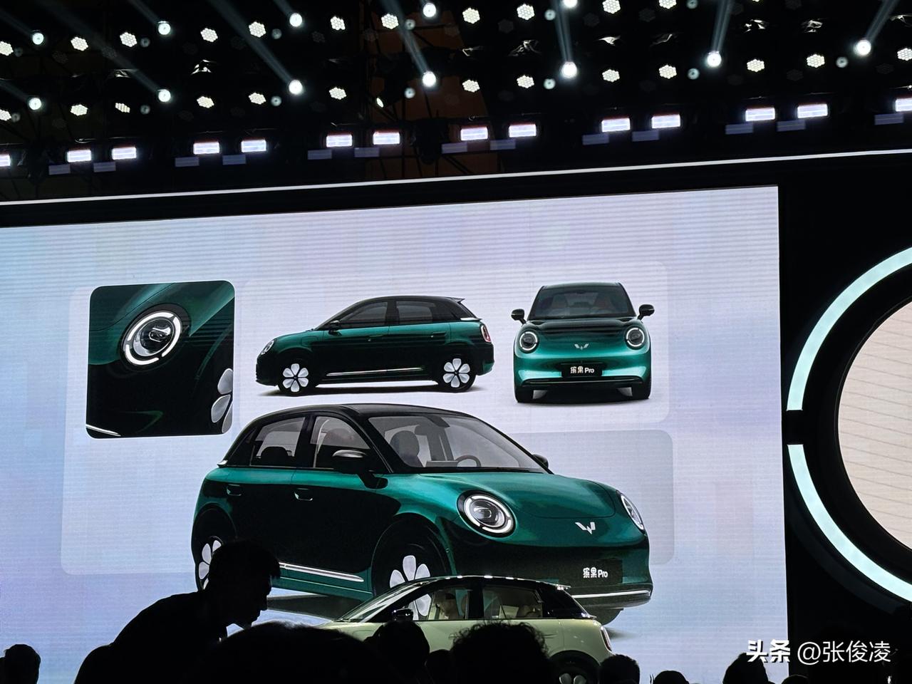 一个新车发布会的彩蛋是另一款新车，五菱还是太年轻了，思维这么跳跃[吐舌]