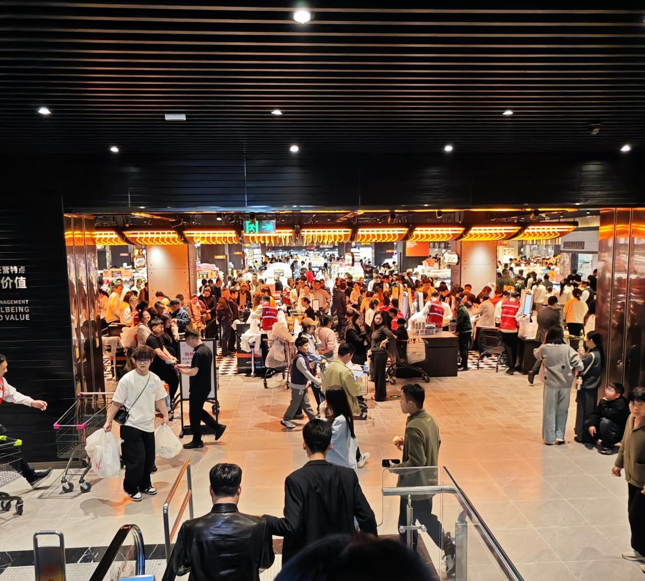 我大学舍友是河南许昌的，她妈妈在胖东来干了六年。上次去她家玩，阿姨给我讲了在胖东