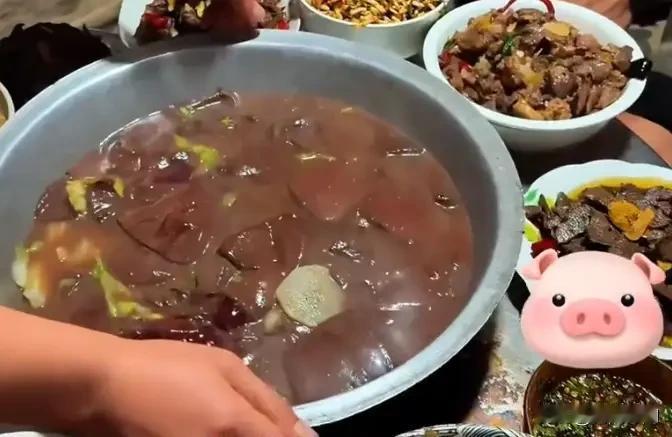 重庆“杀猪宴”的流量真是太大了，但本质是场豪赌！
合川呆呆一句话，喊来了几千人捧