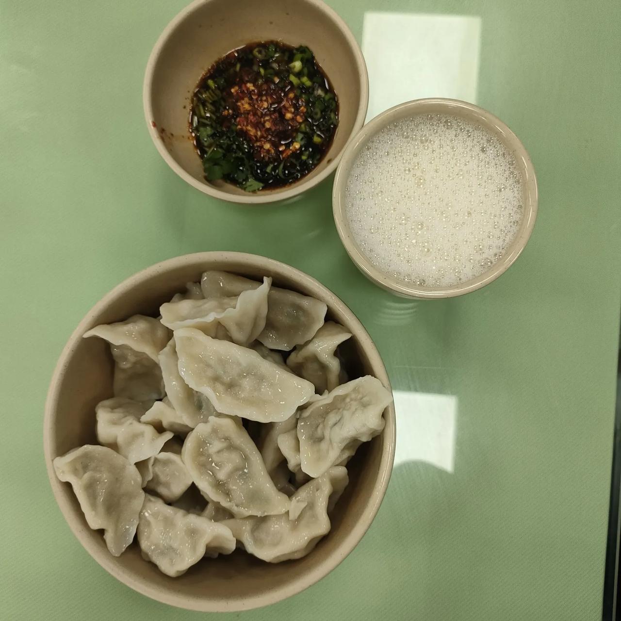 在越南上班的早餐，一盘水饺，一杯豆浆搞定