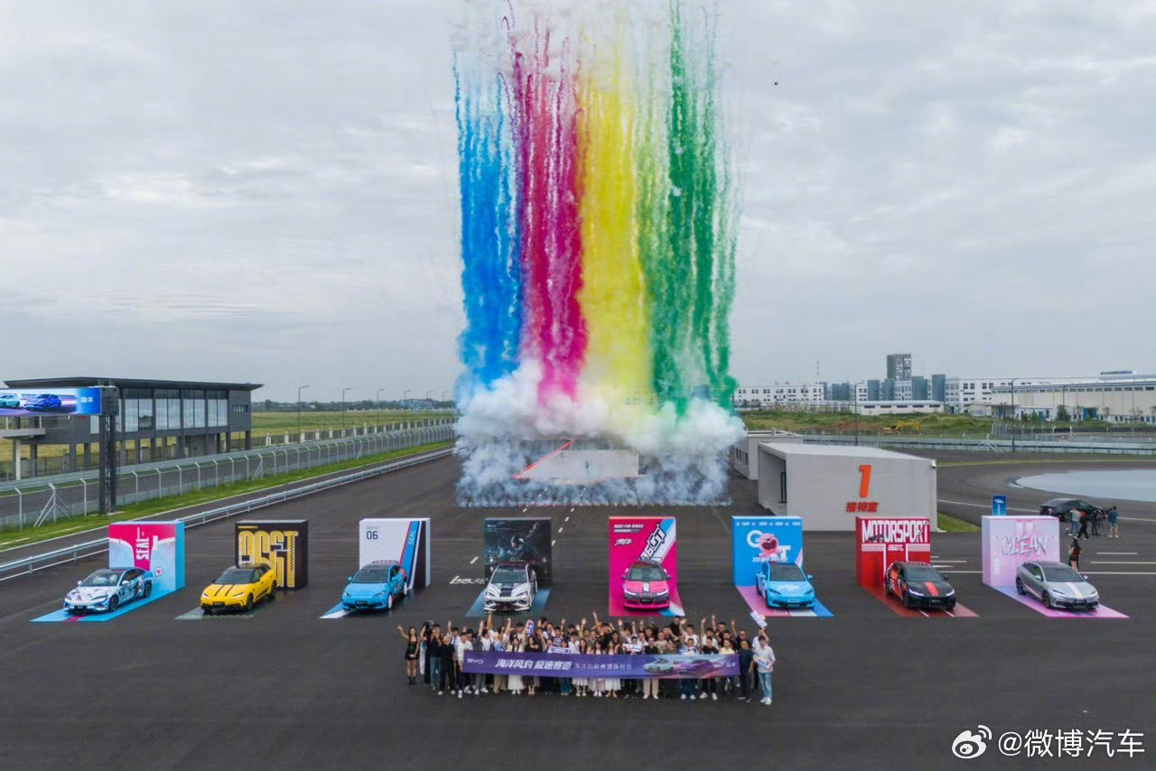 海豹06GT赛道开燥实力炸场近日，比亚迪海洋品牌在郑州比亚迪全地形赛车场举办首届