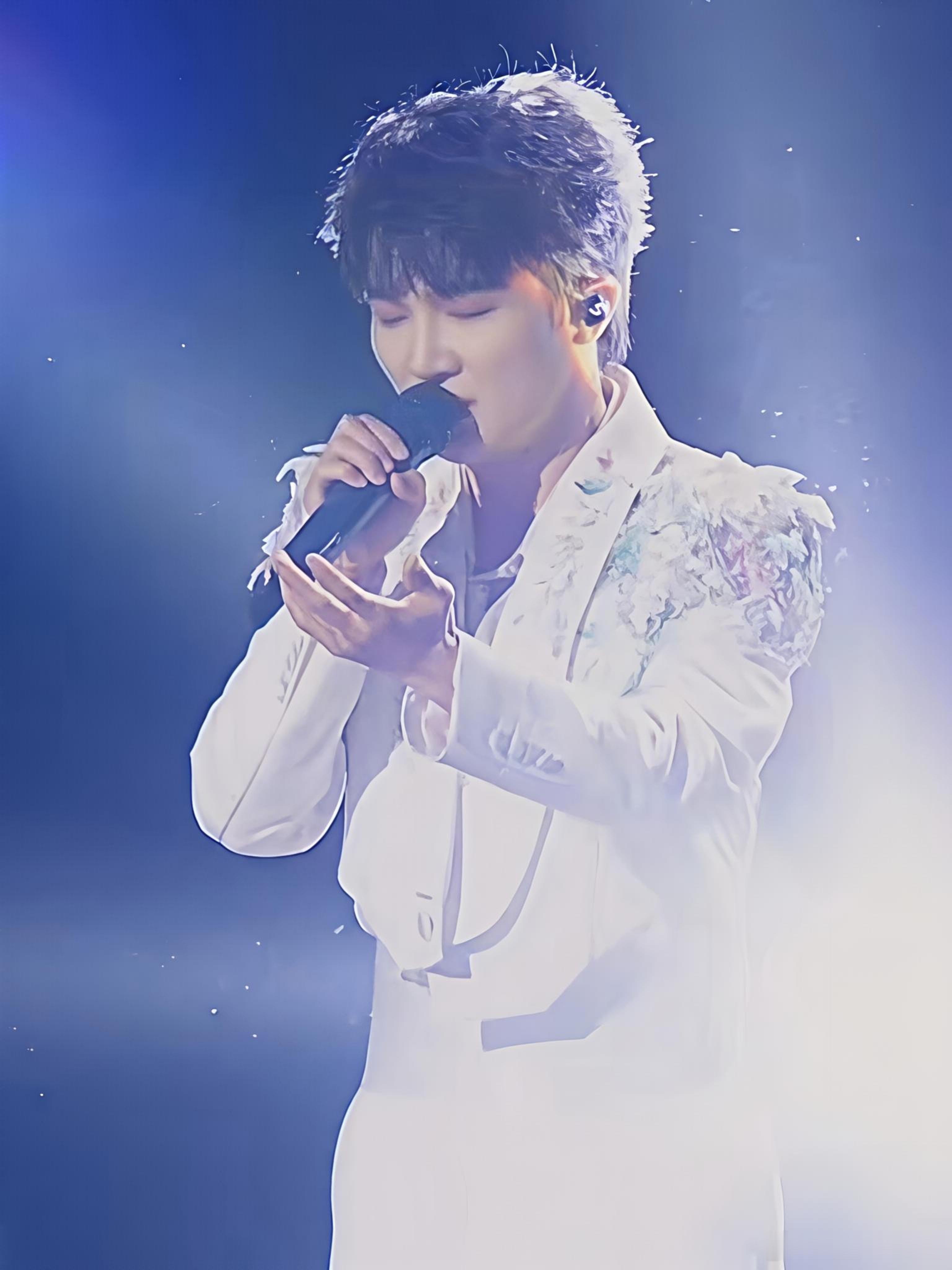 周深  周深2026深深的巡回演唱会 【圈宝和米说晚安】当树叶落入窗台，时间又闪