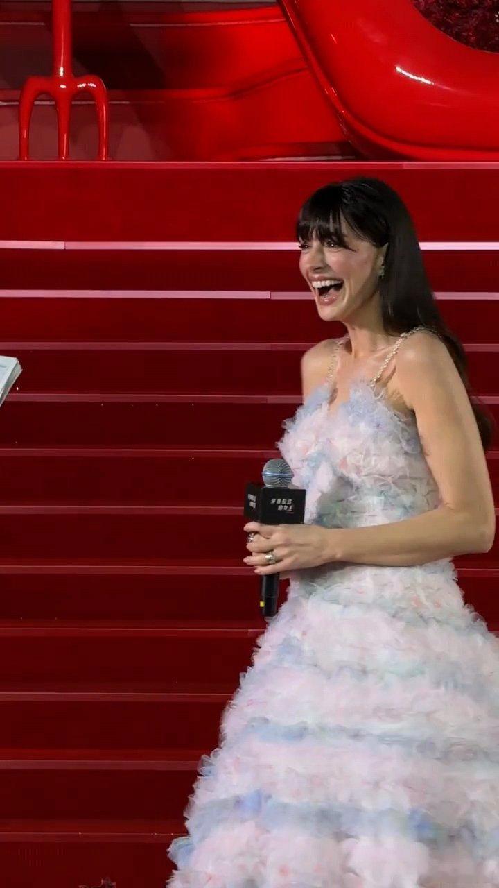 安妮海瑟薇穿了中国设计师品牌穿普拉达的女王2中国首映礼，安妮海瑟薇穿了中国设计师