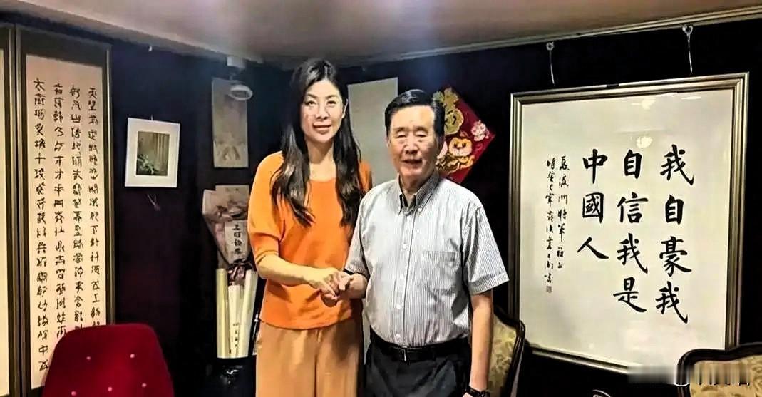 一张照片在岛内炸开了锅。
郑丽文和退役上将夏瀛洲并肩站着，两人握手合影。但真正让