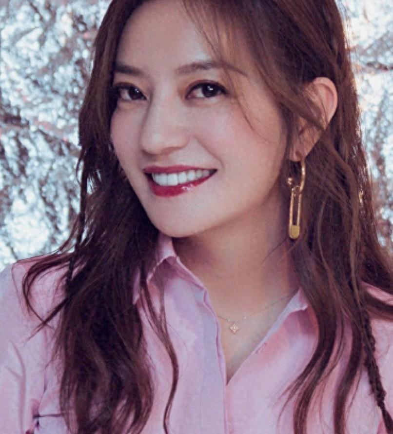 赵薇从大红大紫走到今天，真让人唏嘘。曾经风光无限，如今事业尽失、婚姻破裂，50岁