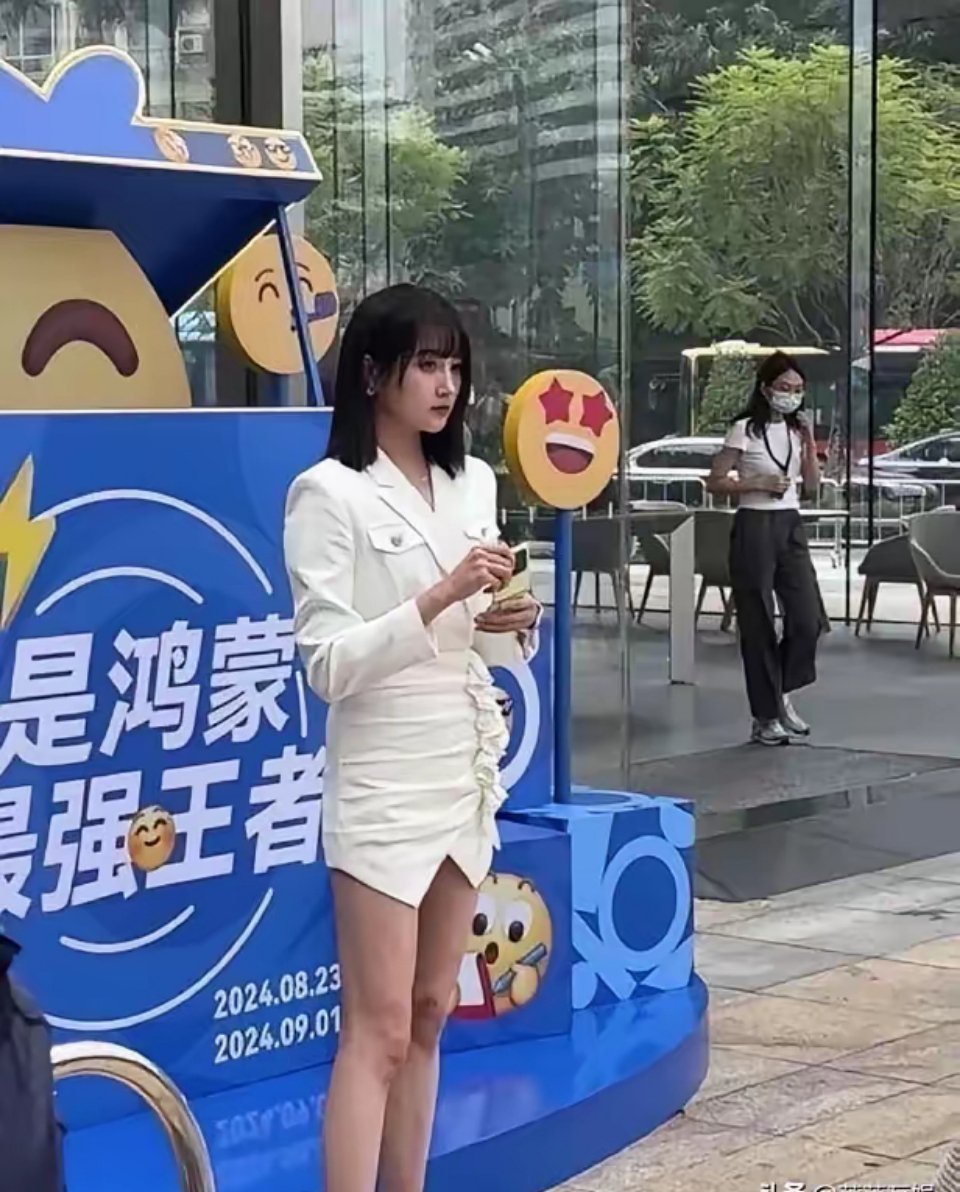 关晓彤。。见到明星本人了，大腿上好多肌肉啊，！这么年轻的脸，再配上这么静脉曲张的