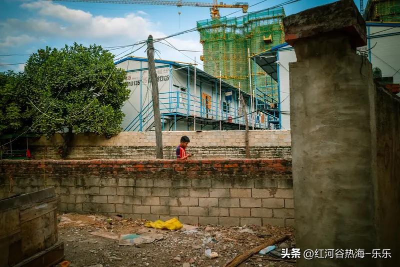 老师家庭的孩子，看不上拆迁户家庭的孩子。
有个女同事，她是事业编，她爸妈都是退休