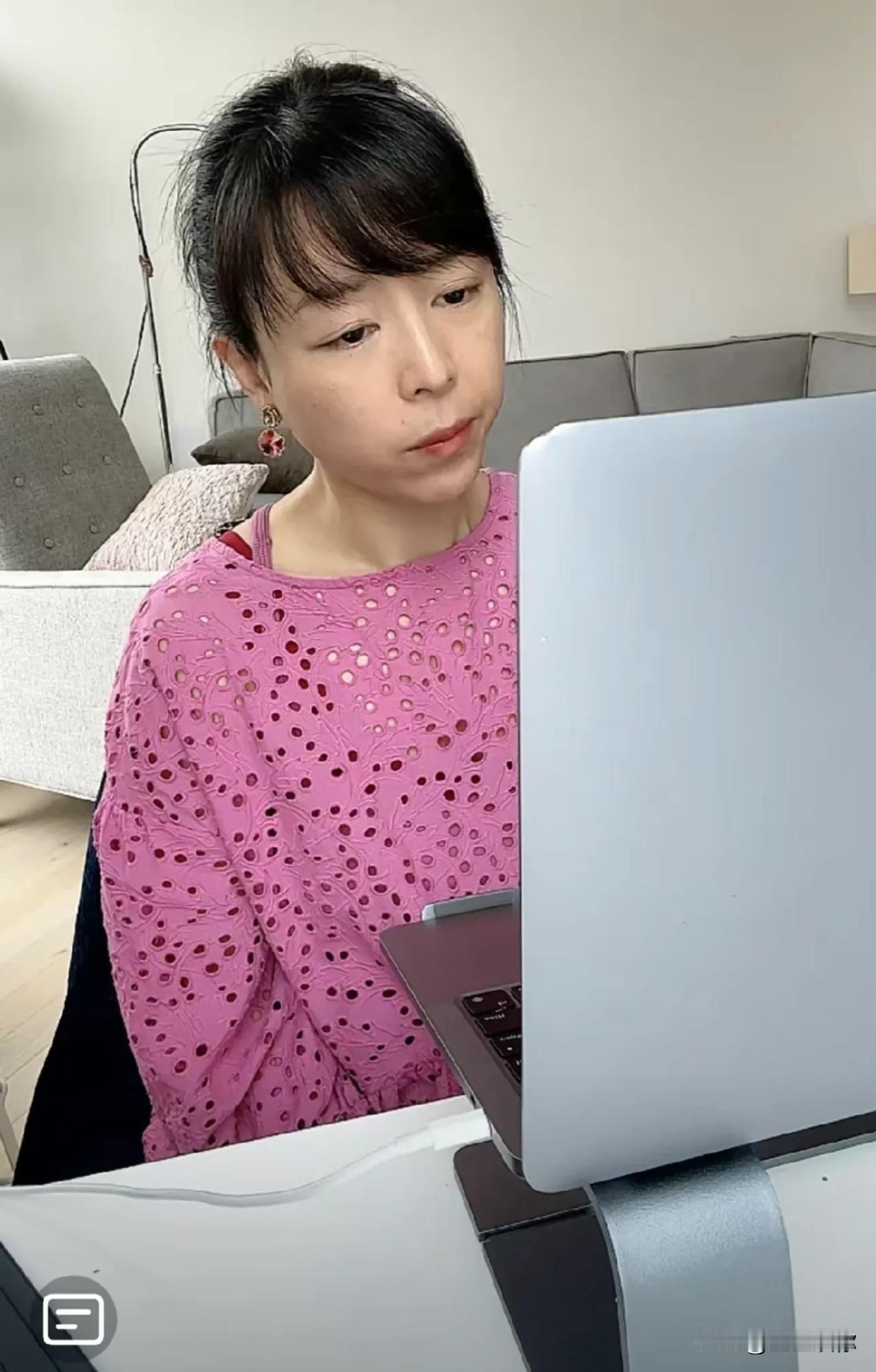 张静初算是在演艺界最爱学习的演员了。这还真不是人设，都那么多年的老演员了，要立人