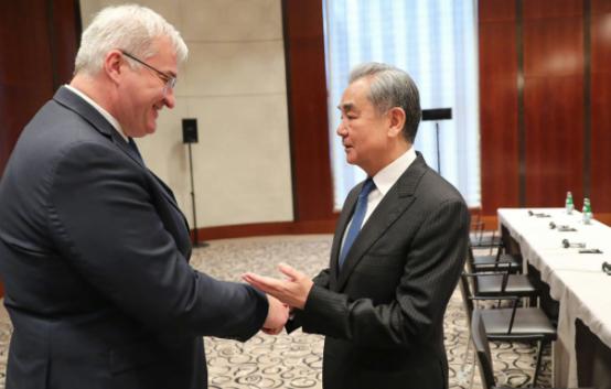 乌克兰主动找中国

当地时间2月13日，中国外交部长王毅在出席慕尼黑安全会议期间