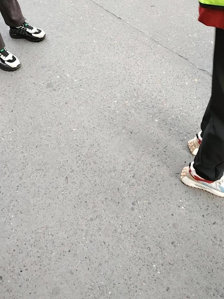 不知道有没有人和我一样？

每天接孩子放学，那等待的十几二十分钟，对我来说不是放